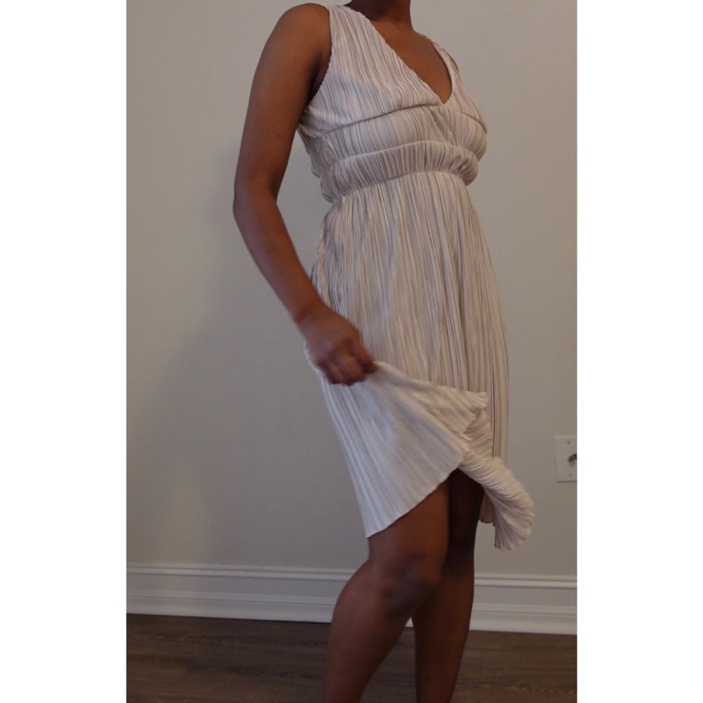 Solemio Elegant Cream Sleeveless Dress